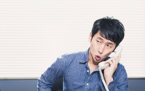 外貨大暴落の対応に奮闘するコールセンターの男性