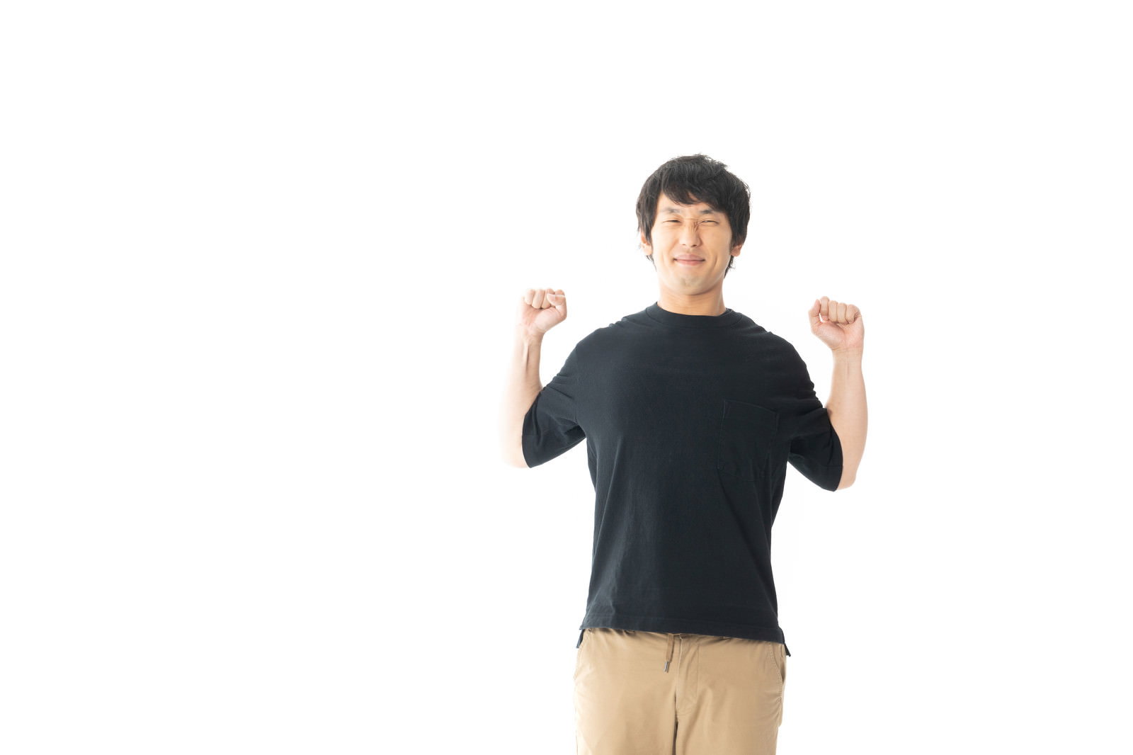 白い背景で両手を上げて伸びをしている黒いTシャツの男性［モデル：大川竜弥］