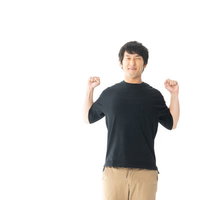 朝の寝起きに両手を上げて伸びをする男性のストレッチポーズの写真