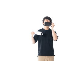 黒と白のマスクを持つ男性の写真