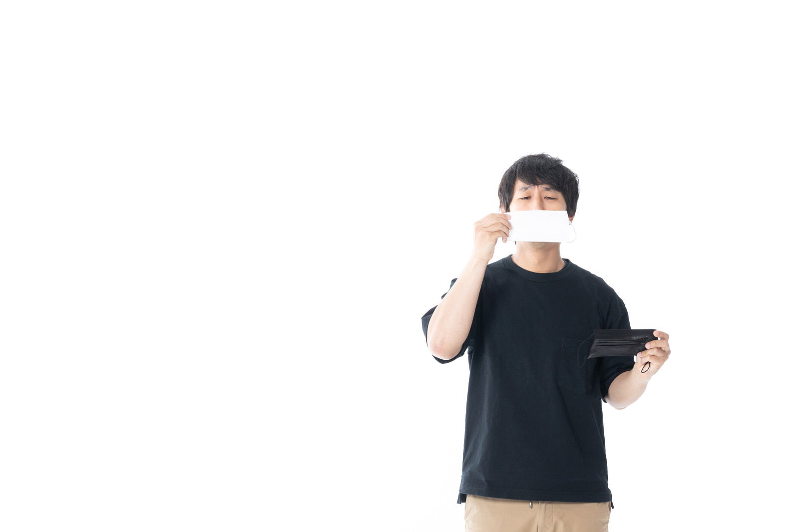 黒マスクを外す男性