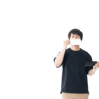 口元を隠すなら白マスクがいい男性の写真