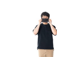 顔出しNGの黒マスクマンが両手でマスクを触るの写真