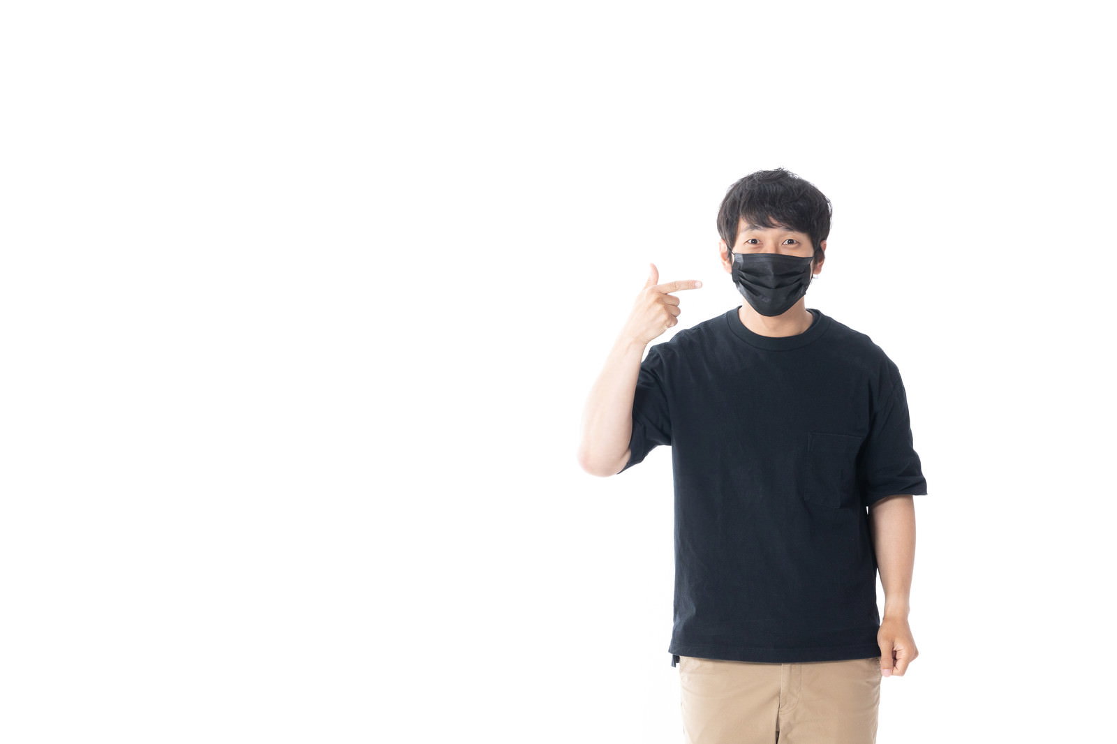 黒いマスクを着用し親指を立てるポーズをする黒Tシャツ姿の男性［モデル：大川竜弥］