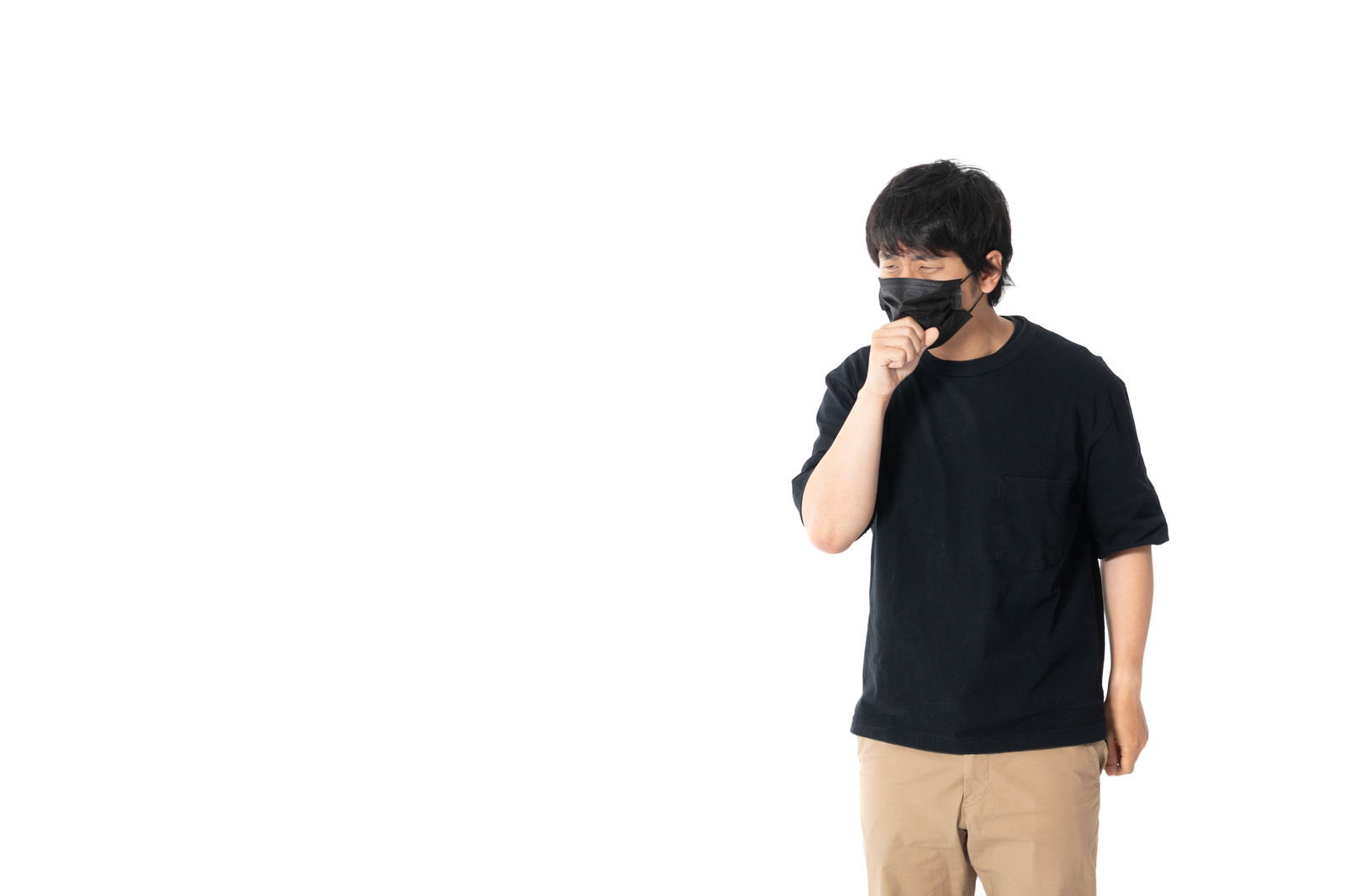 黒マスクを着用して咳をしている黒いTシャツの男性［モデル：大川竜弥］