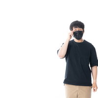 花粉症でマスクをしても目が痒い男性の写真