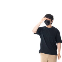 黒いマスクを着用して頭痛に悩む男性、両手で頭を抱えるの写真