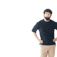 黒マスクをした男性の呆れた表情と感染予防の写真