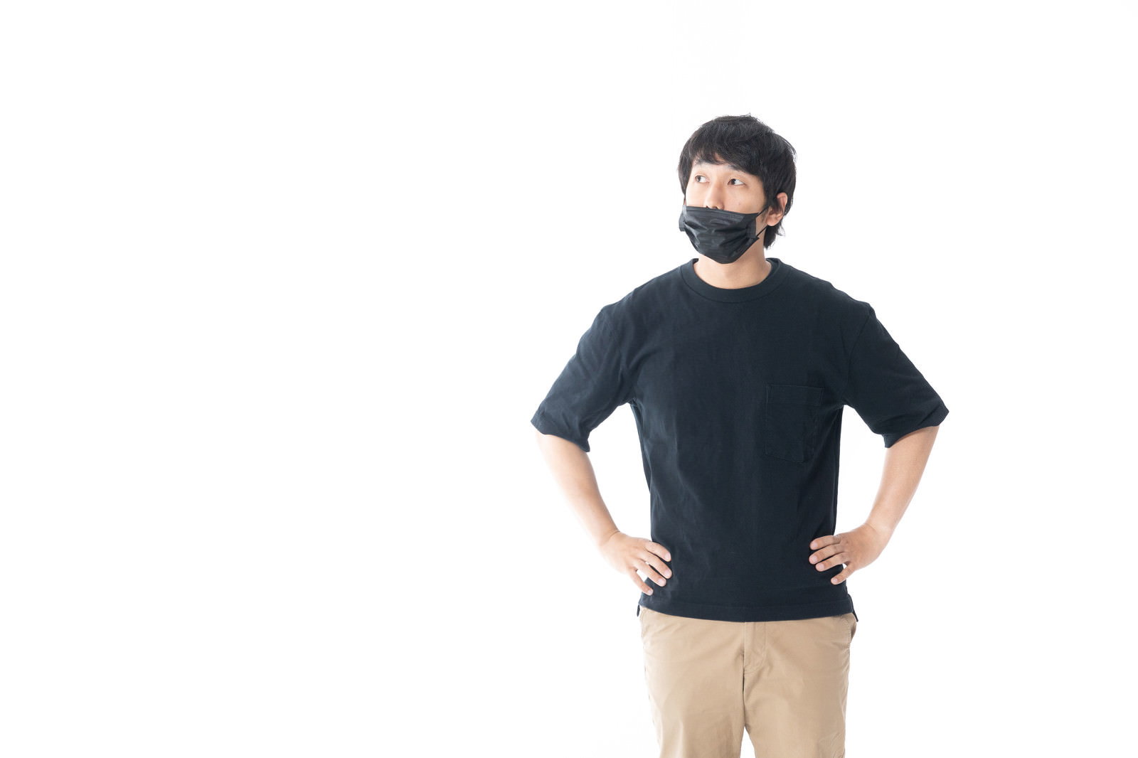 黒マスクを着けて腰に手を当てて立つ男性［モデル：大川竜弥］