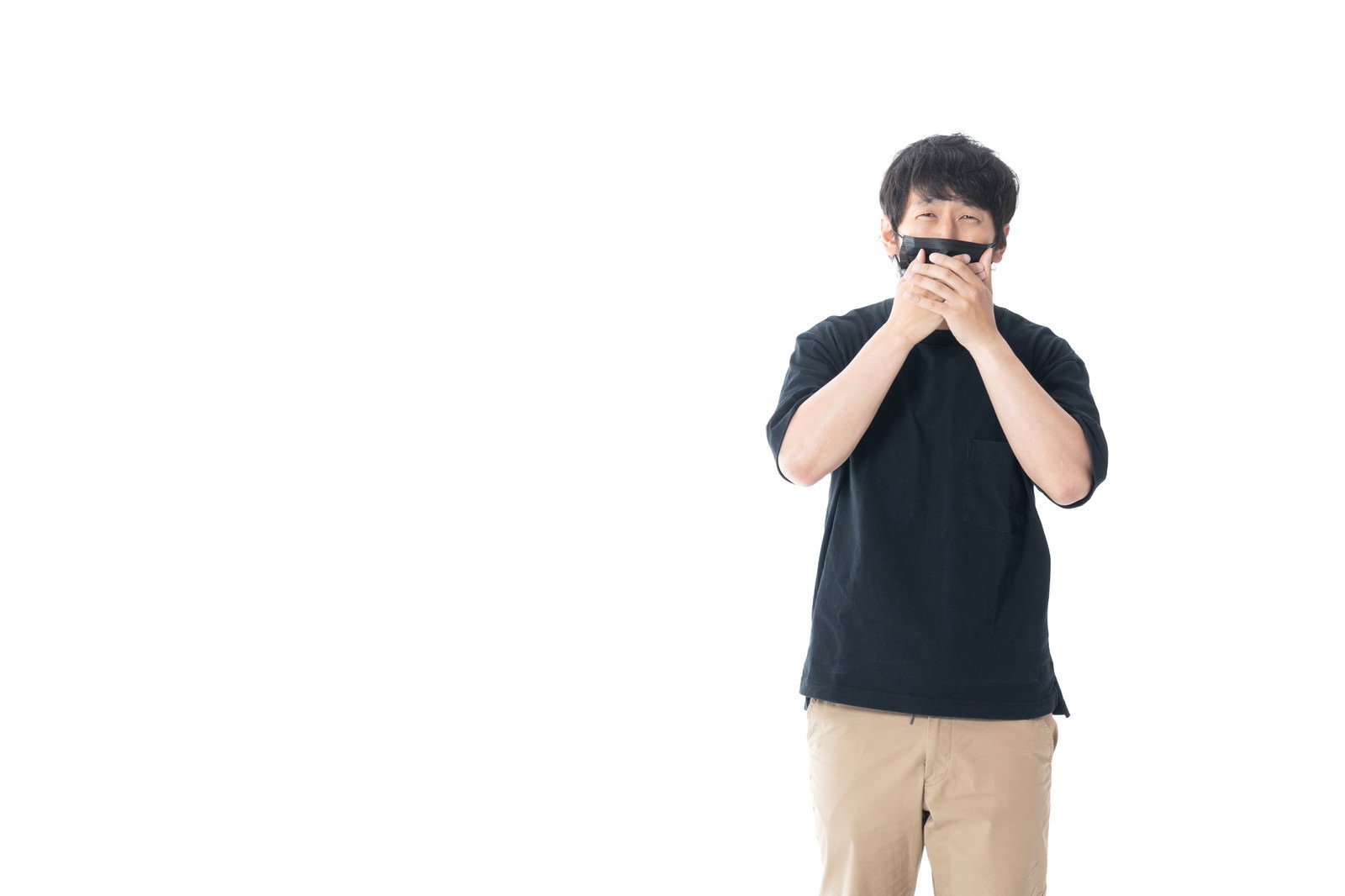 黒いマスクをして両手で顔を覆い嘲笑するような表情の男性［モデル：大川竜弥］