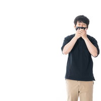 黒いマスクをして嘲笑する男性の顔の写真