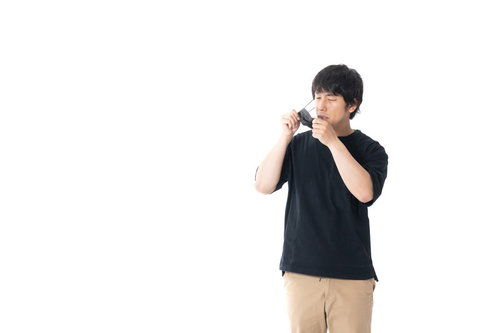 黒いマスクの内側の汚れが目立つ男性の顔