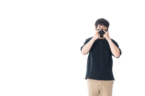 黒マスクの鼻の部分を調整する男性