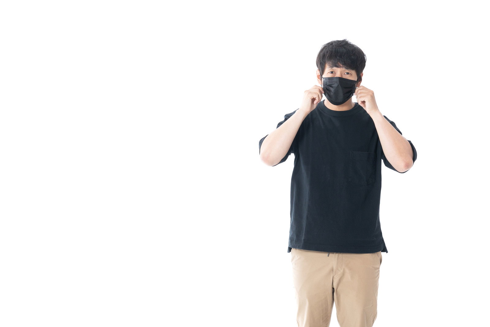 黒いマスクで顔を覆い両手で押さえている男性［モデル：大川竜弥］