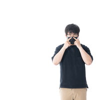 マスクをして息をするとここから漏れる男性の写真