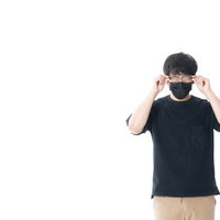 黒マスクをしながら眼鏡をかける男性の写真
