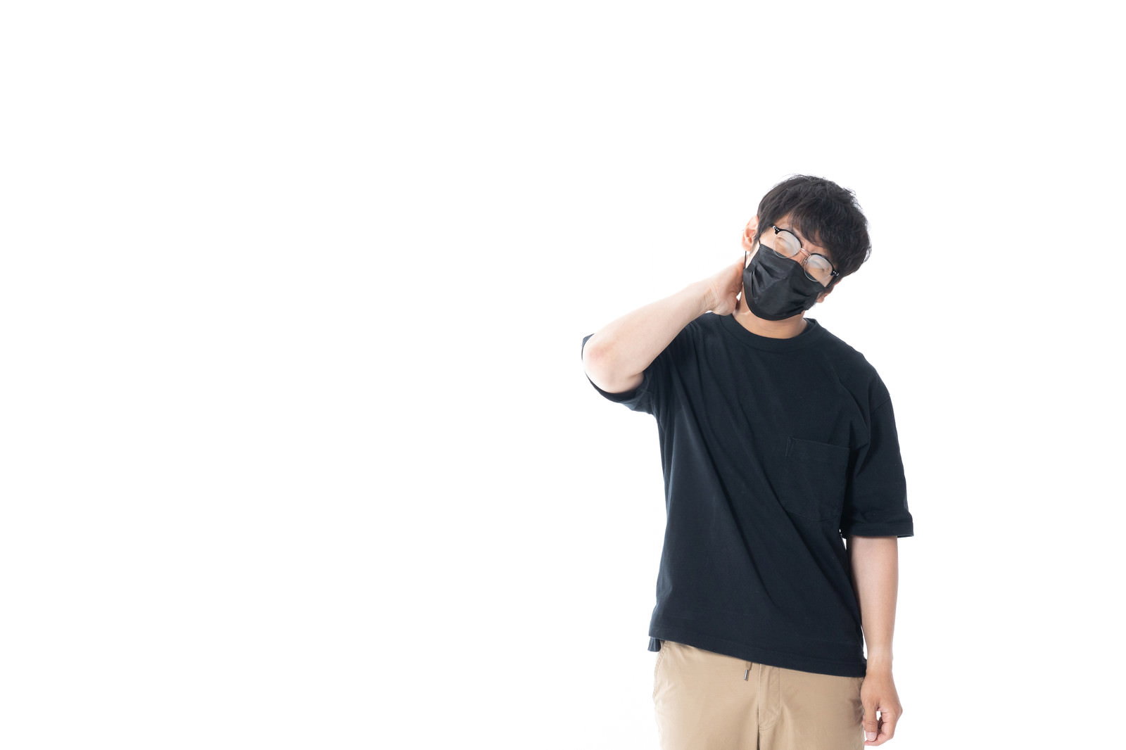 マスクと眼鏡を着用し、眼鏡が曇って見えにくそうにしている男性［モデル：大川竜弥］