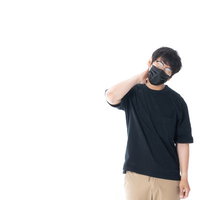マスクをしながら眼鏡をすると曇って見えない男性の写真