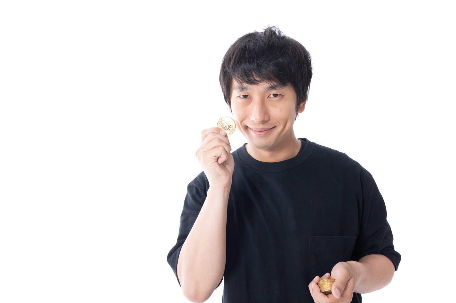 手を顎に当てて考えるポーズをとる黒いTシャツの男性［モデル：大川竜弥］