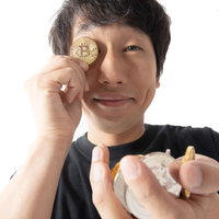 ビットコインのコインに夢中な男性の投資トレードの写真