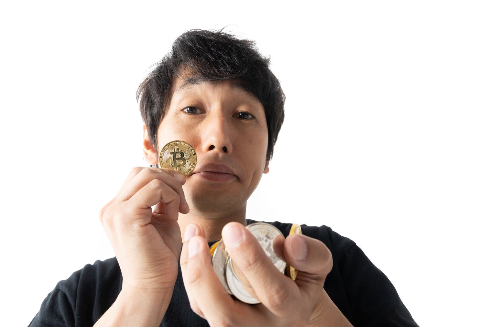 ビットコインで大儲けできると謳う怪しい情報商材販売者の男性［モデル：大川竜弥］