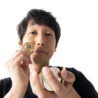 ビットコインで大儲けできますと勧める男性の詐欺的営業トークの写真