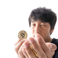 ビットコインを全力買いする黒シャツの男性の写真