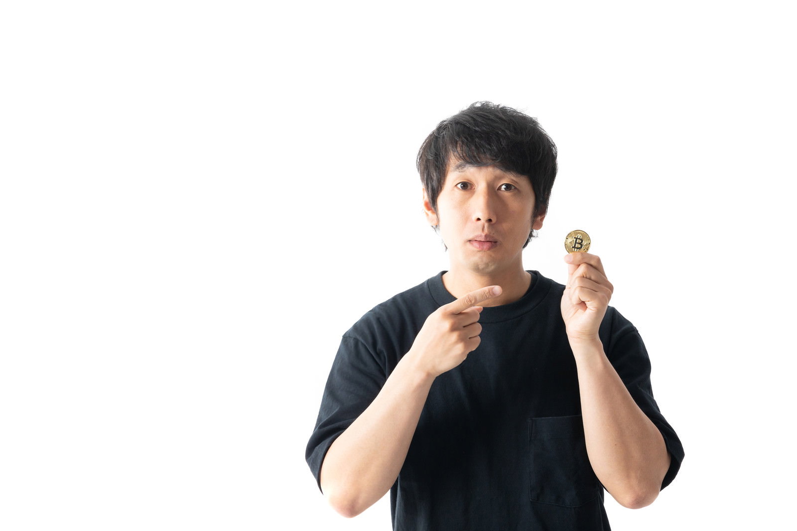 黒いTシャツを着た男性がビットコインに興味を示すポーズ［モデル：大川竜弥］