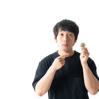 ビットコインをはじめる令和組・スマートフォンで投資する男性の写真