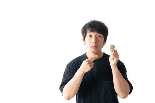 ビットコインをはじめる令和組・スマートフォンで投資する男性