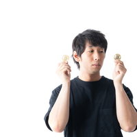 ビットコインを手に入れたけど不安しかない男性の写真