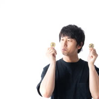 話題のビットコインを手に入れてみた初心者男性の写真