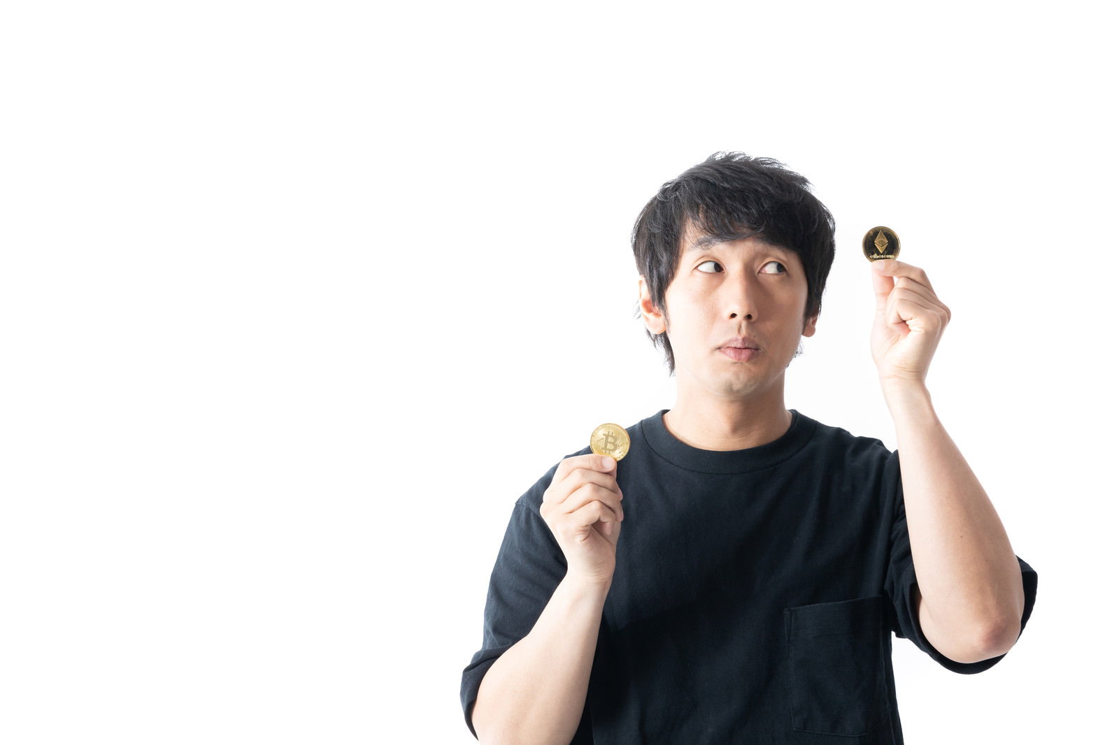 黒いTシャツを着た男性がガッツポーズをしている［モデル：大川竜弥］