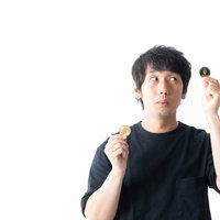 ボラが大きいアルトコイン（ETH）への投資を決めた男性のガッツポーズの写真