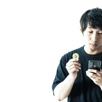 仮想通貨の暴落でロスカットに戸惑うトレーダーの写真
