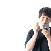 寝ているだけで朝起きたらお金が増えている男性の写真