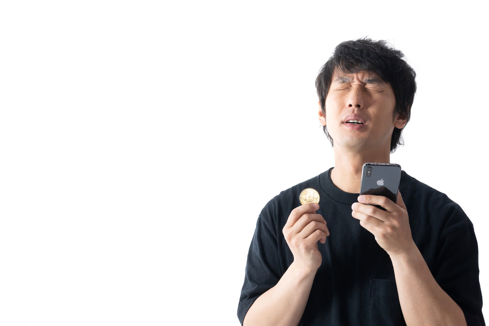 ビットコイン逆転勝利でガッツポーズする男性［モデル：大川竜弥］