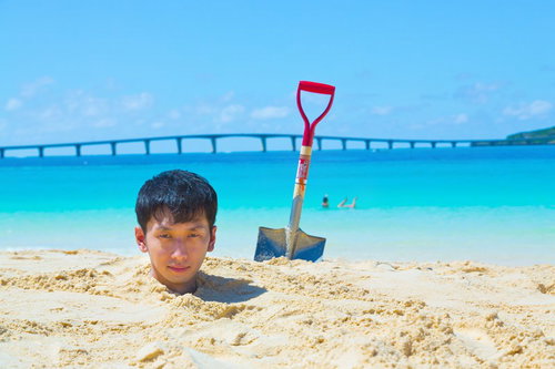 「私を見たことは秘密だ。喋るな危険」とギャグをかます人柱