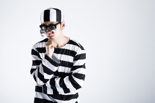 「考える人」のモノマネをする何も考えていない人