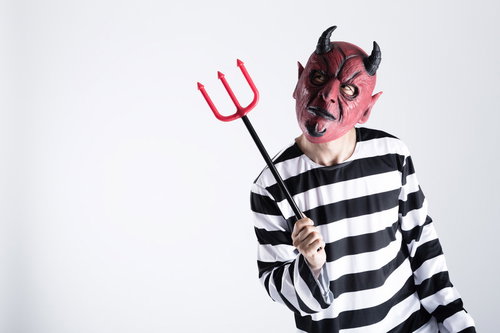 ハロウィンの悪魔コスプレ男性がピッチフォークを持つ