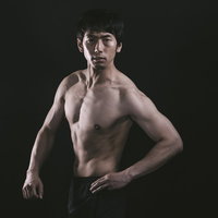 振り返る度にポーズを決める上裸の筋肉質な男性の写真