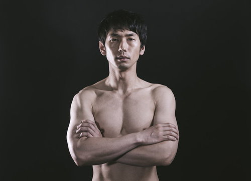 上裸で筋肉を披露してポーズをキメるラーメン屋の店主