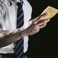 スマホ中毒の対策として油揚げを代用するビジネスマンの写真