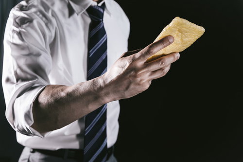 スマホ中毒の対策として油揚げを代用するビジネスマン