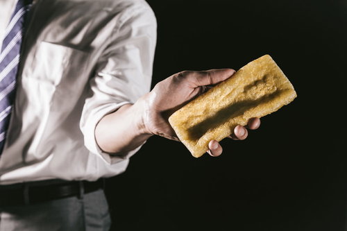 新しいあぶらあげを自慢げに見せてくる会社員