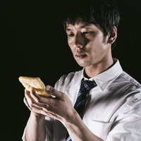 スマホが買えないから油揚げで我慢する倹約家な会社員の写真