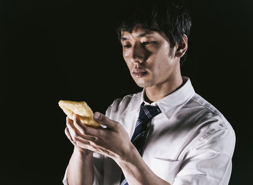 スマホが買えないから油揚げで我慢する倹約家な会社員