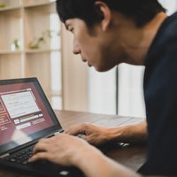 カフェのWiFiを繋いだらランサムウェアに感染した男性の写真