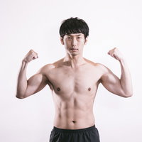 ムダ毛の処理に余念がない女子力高い系男子の上腕二頭筋の写真