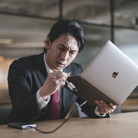 USBの端子が違って接続できない会社員のトラブルの写真